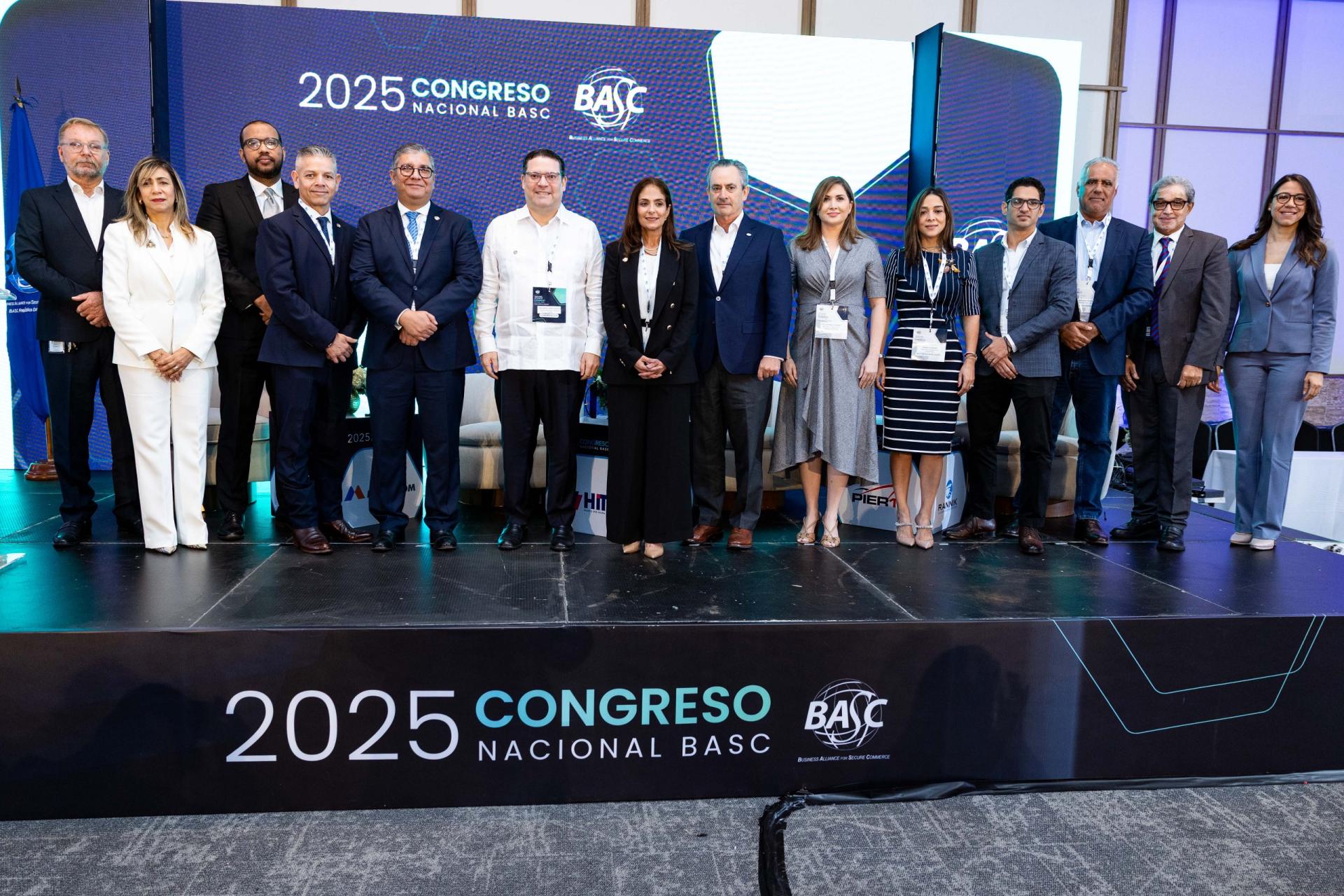 Miembros de las Juntas Directivas de BASC Dominicana y World BASC Organization, junto al Sr. Eduardo Sanz Lovatón, director de la Dirección General de Aduanas de la República Dominicana (DGA).