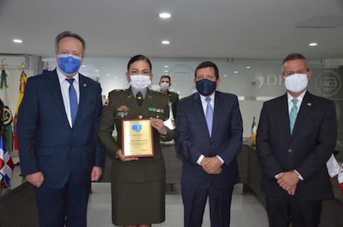 En	 la	 foto,	 de	 izquierda	 a	 derecha,	 los	 señores:	 Miguel	 Velásquez	 Olea,	 director	 ejecutivo	 de	 BASC	 Bogotá,	 Capitán	 Alhejandra	Makgnolia	Sepúlveda,	Ricardo	Ernesto	Sanabria	Ramírez,	presidente	de	la	Junta	Directiva	de	BASC	Colombia,	 y Luis	Bernardo	Benjumea	Martínez,	director	ejecutivo	de	BASC	Colombia.