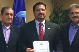 Reconocimiento a CBP en las oficinas de WBO, recibe Ray Monson, especialista de CTPAT. 2016.