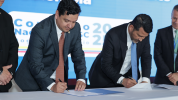 Momentos durante la firma del Convenio de Cooperación entre la DIAN y BASC Colombia. Firmantes: Oscar Sánchez. presidente de la Junta Directiva de BASC Colombia y de WBO;  Luis Eduardo Llinás, director (e) de la DIAN. 