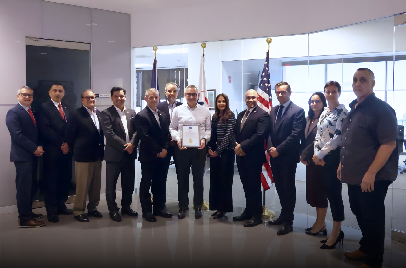    De izq. a der.: Luis Renella, Operaciones WBO; Pedro P. Peña, tesorero WBO; Aldo Defilippi, vocal WBO; Oscar Sánchez, presidente WBO; Erik Moncayo, presidente internacional WBO; Tomás Díaz, secretario WBO; Jean Yves Duval, jefe de LATAM y el Caribe CMA CGM; Suzanne Lemaitre, directora ejecutiva WBO; Oscar Andrade, vicepresidente WBO; Alexandre Muyl, director de seguridad CMA CGM; Gina Farre, oficial de seguridad CMA CGM; Angelina Yelkova, jefa de QPM - CMA CGM; Rod Khattabi, Inteligencia CMA CGM.