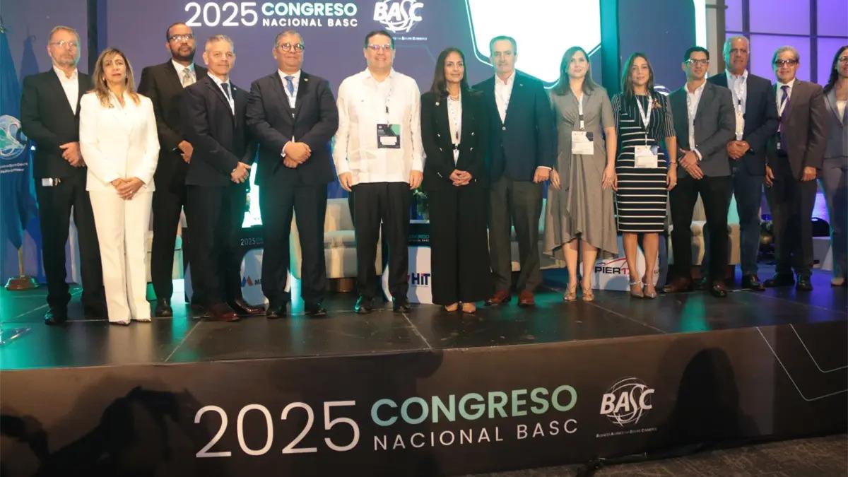 El presidente de BASC RD, Horacio Lomba, el vicepresidente ejecutivo de la Cámara Americana de comercio, William Malamud; el director general de Aduanas, Eduardo Sanz Lovatón, otros directores de BASC y expositores del congreso.
