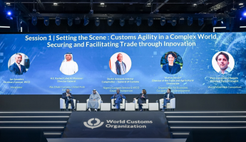 Conferencia de apertura con Ian Saunders, Secretario General de la OMA; Rashed Al Mansoori, Director General de Aduanas de Abu Dabi; Bashir Adewale Adeniyi, Director General del Servicio de Aduanas de Nigeria y Presidente del Consejo de la OMA; Marion Jansen, Directora del Directorio de Comercio y Agricultura de la Organización para la Cooperación y el Desarrollo Económicos (OCDE); y Pierre-Antoine Champin, Estratega Principal de Datos del Consorcio World Wide Web.