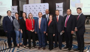 Los Sres. Claudia Chlebek y William Romero, miembros de CBP en Washington D.C., junto a Miembros de la Cámara Americana de Comercio PANAMCHAM